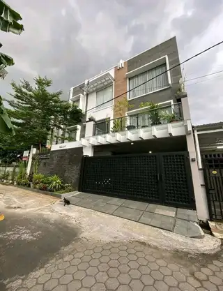 Rumah Mewah di Pondok Kelapa Duren Sawit Jakarta Timur, 3 Lantai + Rooftop & Kolam Renang – Rp6 Miliar - Thumbnail 10